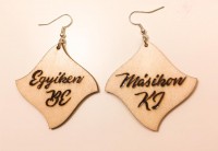 Égetett fa fülbevaló, Egyiken be-Másikon ki