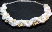 Horgolt nyaklánc, fehér-bézs-fehér szaténszalag 